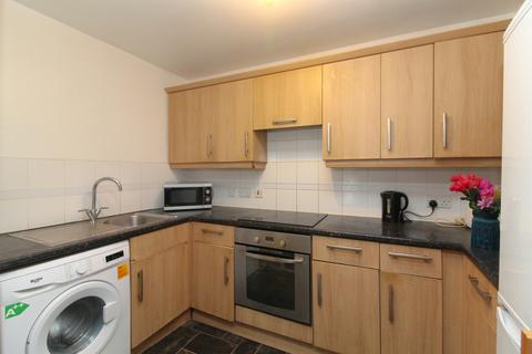 3 bedroom flat for sale, City House, London Road
