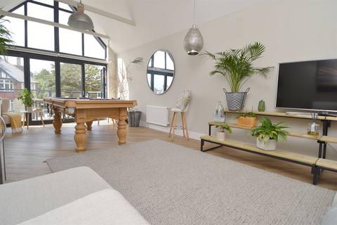 2 Pier Avenue, Whitstable, CT5 2HH