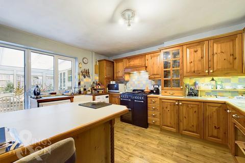 4 bedroom chalet for sale, St. Edmunds Road, Acle, Norwich