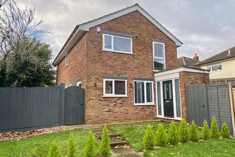 4 bedroom detached house to rent, York Ride, Weedon, NN7 4PF