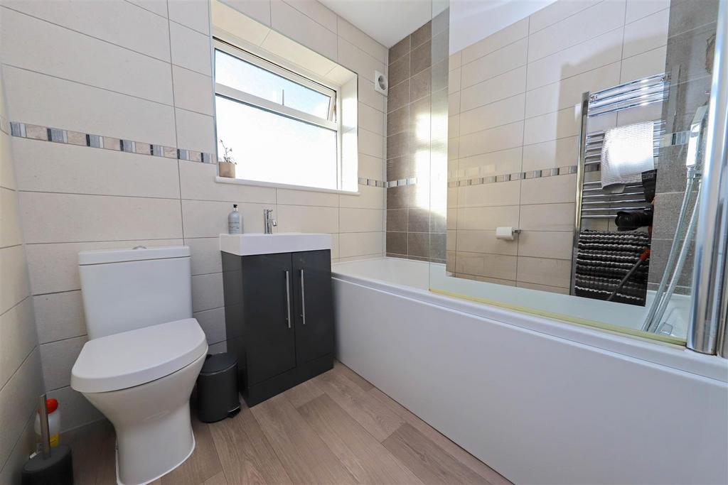 Nicholas james roiwan ave bathroom .jpg