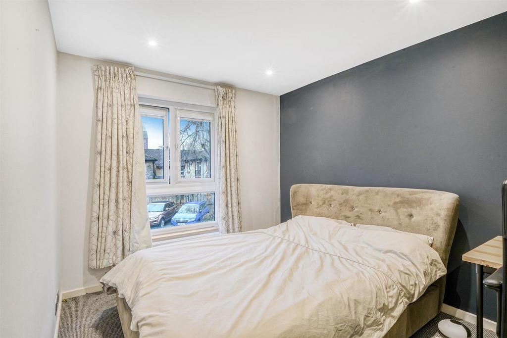 Bed 2.jpg