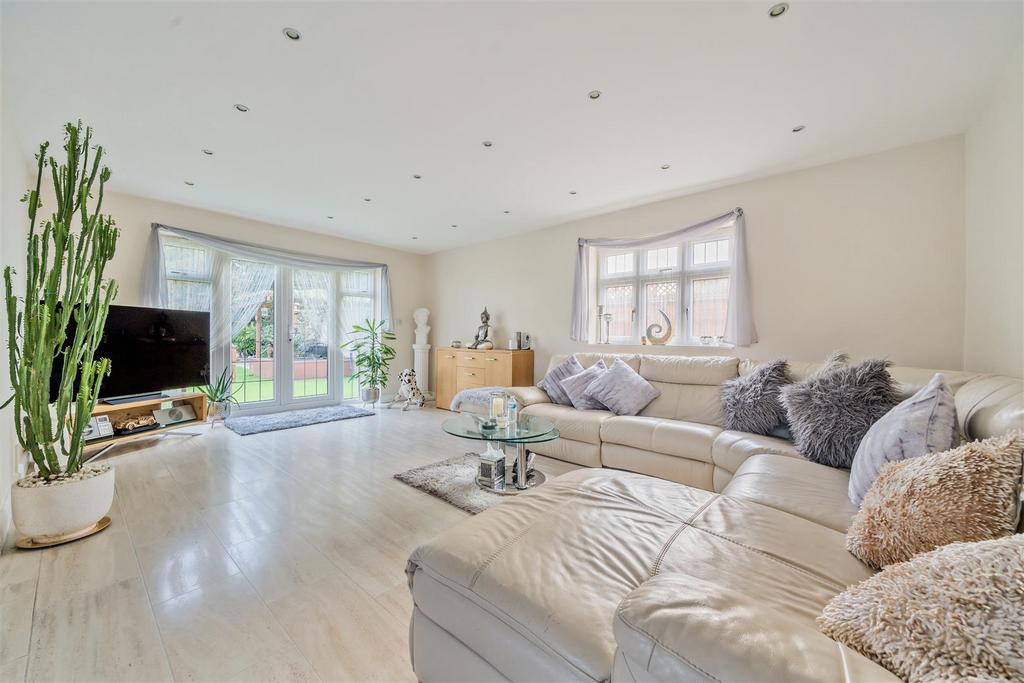 Oundle Avenue, Bushey WD23 4 bed detached bungalow £899,950