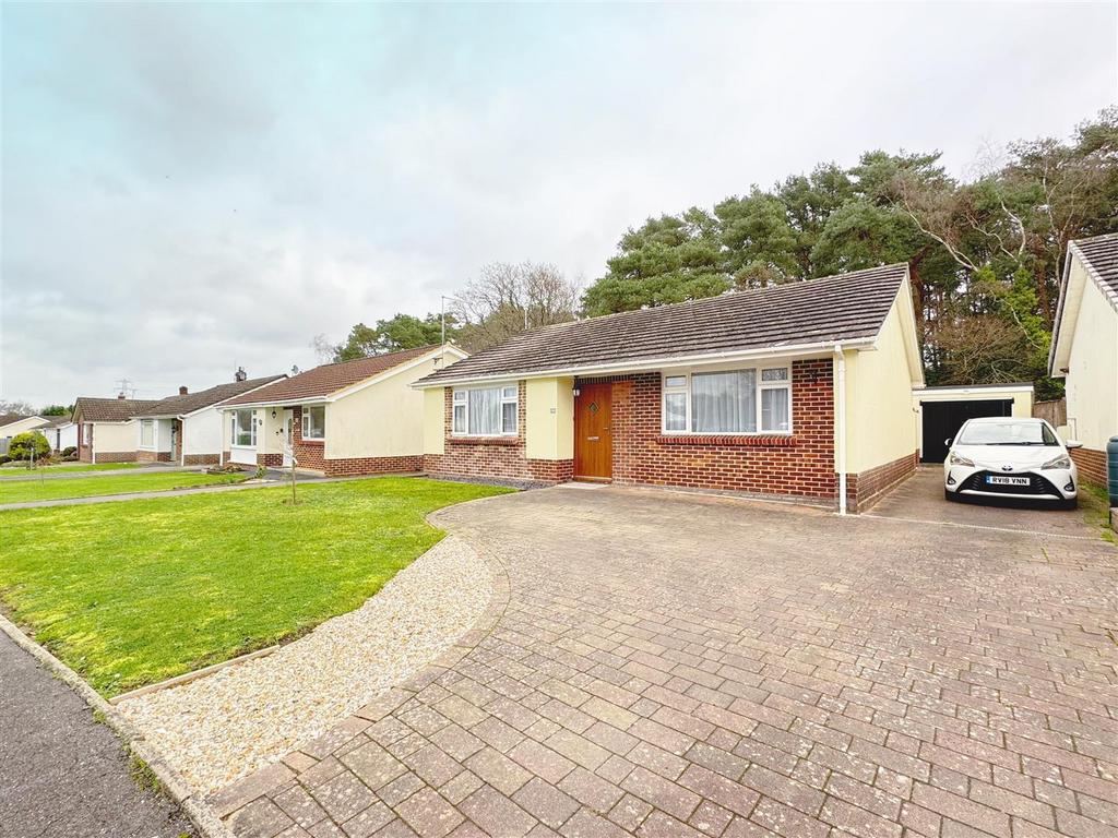 Forest Way, Wimborne BH21 2 bed detached bungalow for sale £425,000