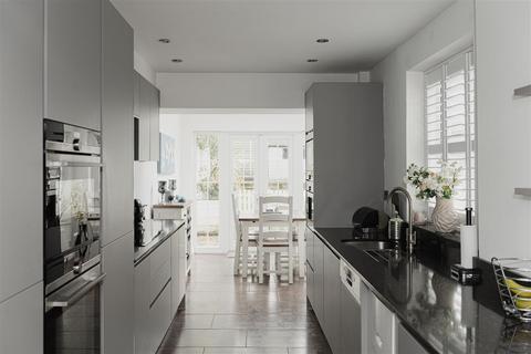 12 Oakhill Road, Reigate, RH2 7HA