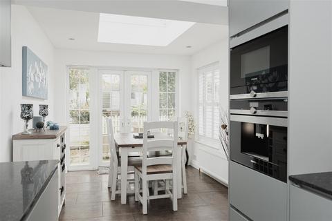 12 Oakhill Road, Reigate, RH2 7HA