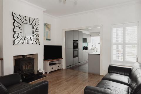 12 Oakhill Road, Reigate, RH2 7HA