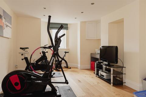12 Oakhill Road, Reigate, RH2 7HA
