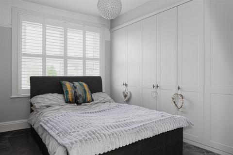 12 Oakhill Road, Reigate, RH2 7HA