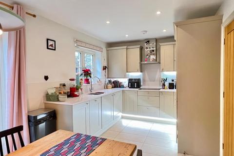 8 Amberley Ridge, Rodborough Common, Stroud, GL5 5DB
