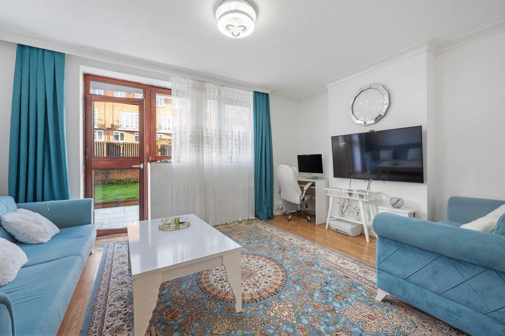 Milton Grove, London, N16 3 bed flat for sale £550,000