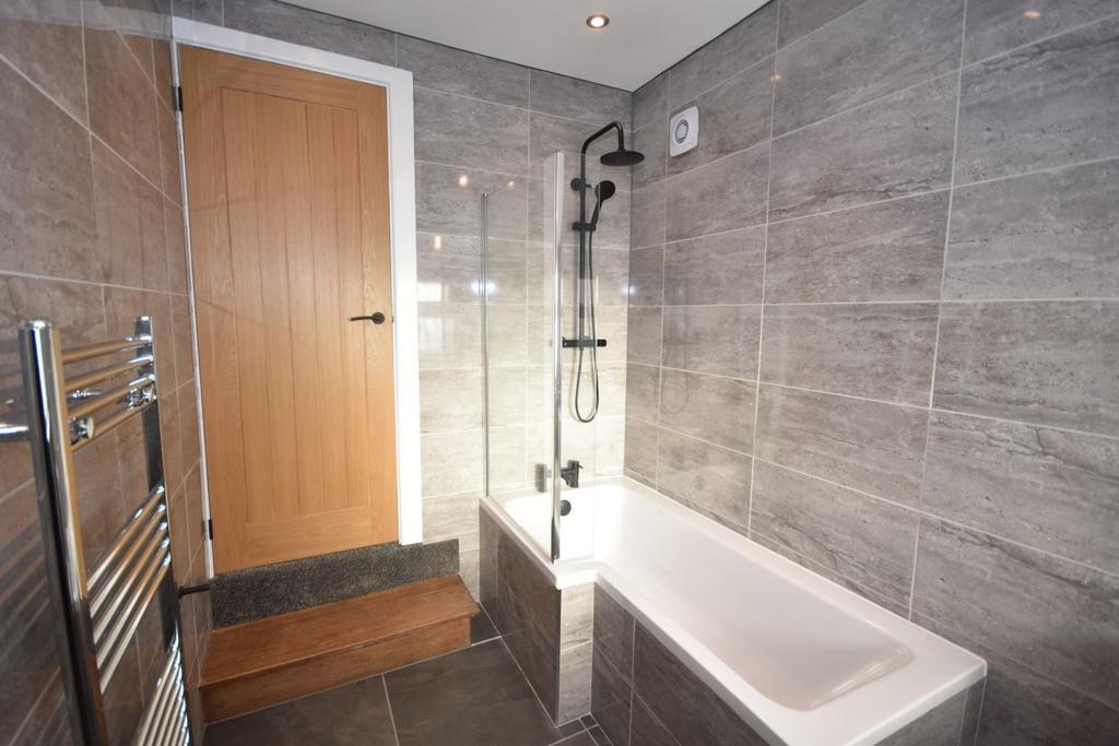 Bathroom 02.jpg