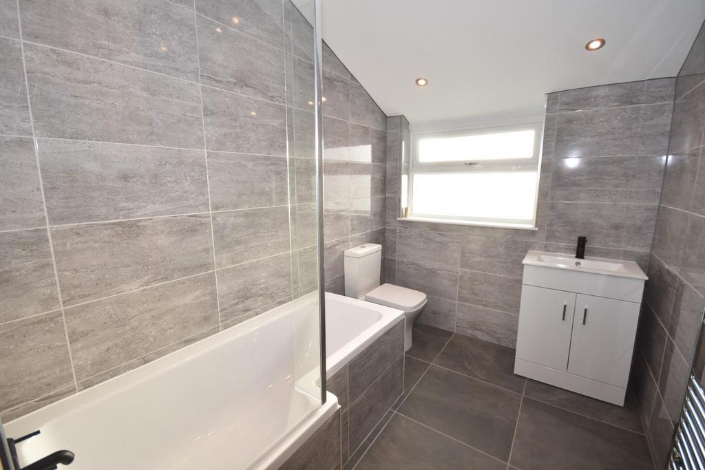 Bathroom 01.jpg