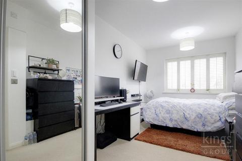 4 bedroom flat for sale - Thornbury Way, London