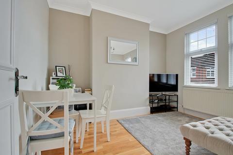2b Balfour Grove, London, N20 0SJ