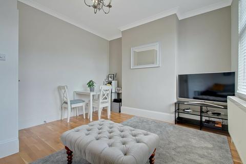 2b Balfour Grove, London, N20 0SJ