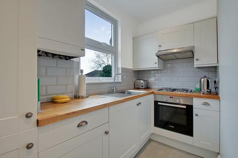2b Balfour Grove, London, N20 0SJ