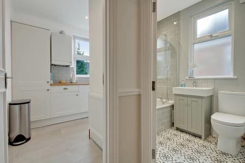 2b Balfour Grove, London, N20 0SJ