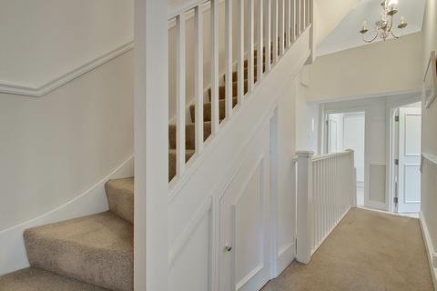 2b Balfour Grove, London, N20 0SJ