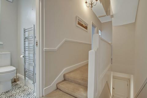 2b Balfour Grove, London, N20 0SJ