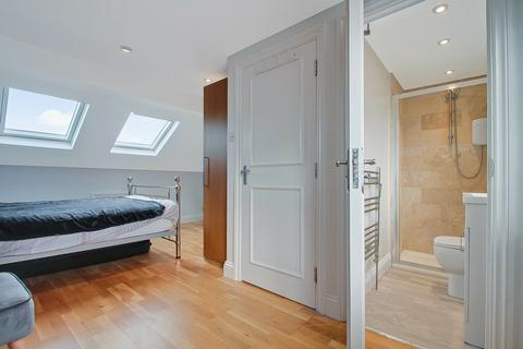 2b Balfour Grove, London, N20 0SJ