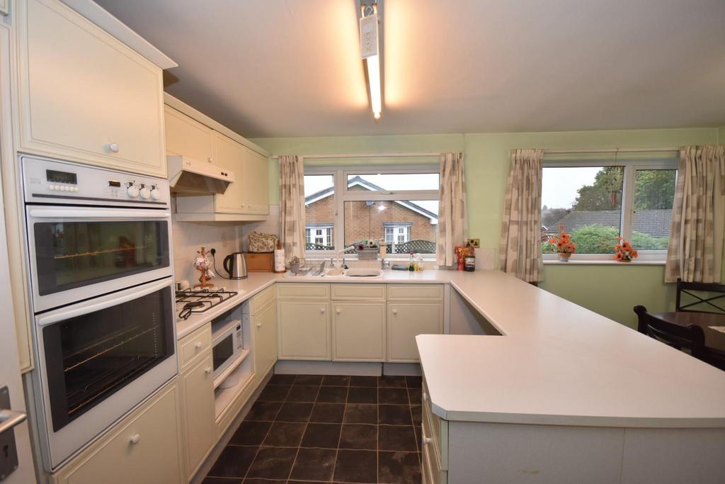 Kitchen 02.jpg