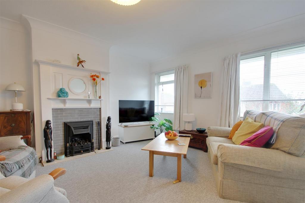 Lansdowne Road, Worthing 3 bed flat for sale £325,000