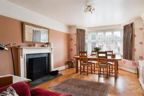 6 Pine Hill, Epsom, KT18 7BG