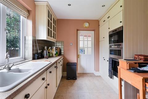 6 Pine Hill, Epsom, KT18 7BG