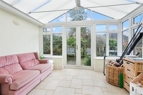6 Pine Hill, Epsom, KT18 7BG