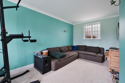 6 Pine Hill, Epsom, KT18 7BG