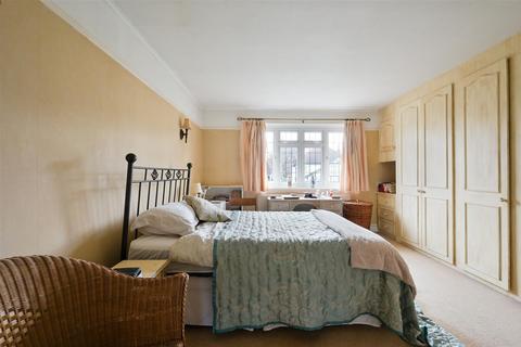 6 Pine Hill, Epsom, KT18 7BG