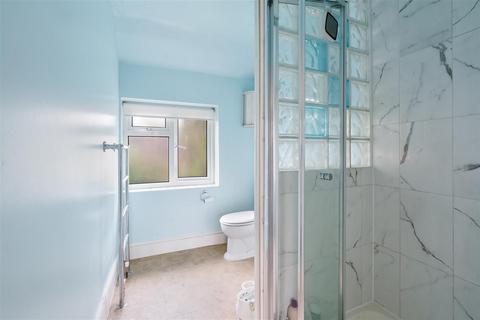 6 Pine Hill, Epsom, KT18 7BG