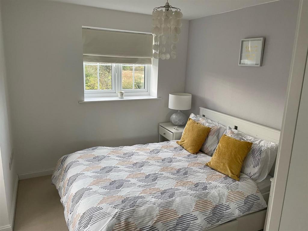 Bed2.jpg