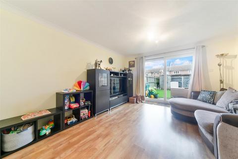 2 Tomlin Close, Epsom, KT19 8SA