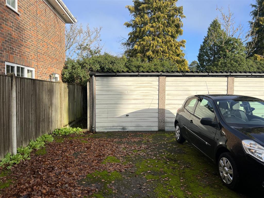 College Road, Epsom Garage £15,000