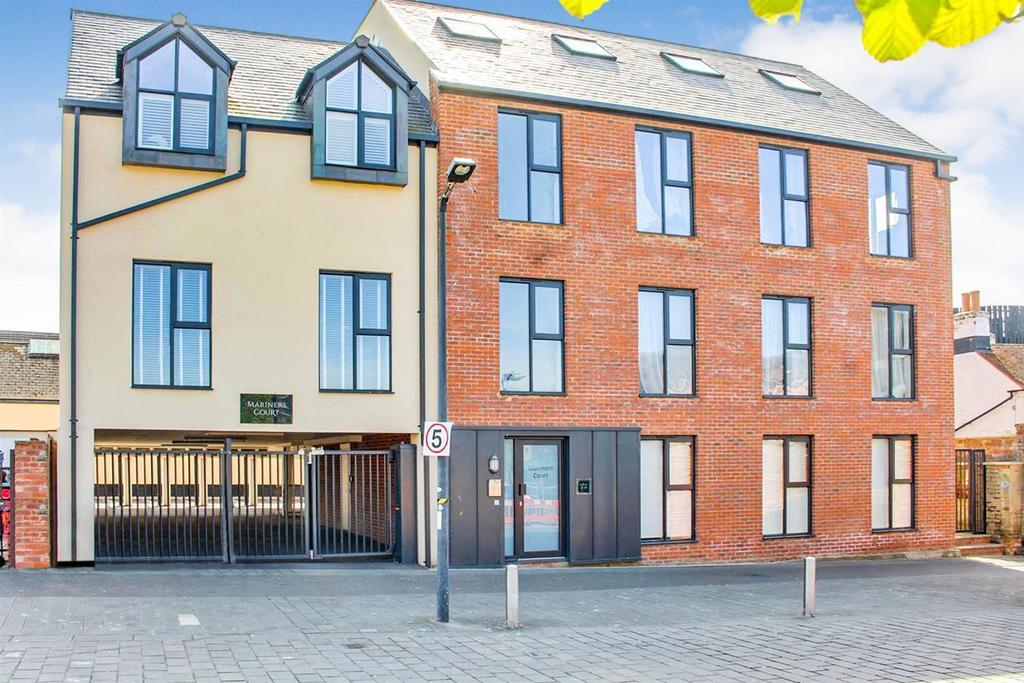 Mariners Court, Gloucester Docks 2 bed apartment for sale £192,500
