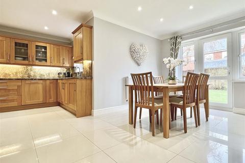18 Harnham Drive, Great Notley, Braintree, CM77 7YX