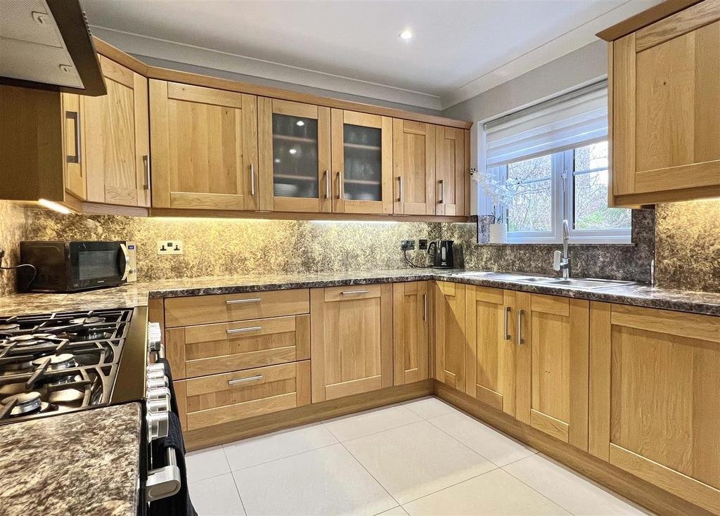 Kitchen b.jpg