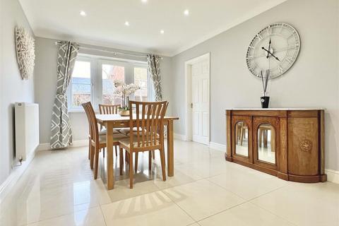 18 Harnham Drive, Great Notley, Braintree, CM77 7YX