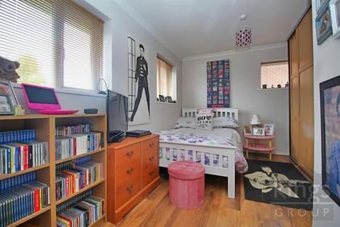 7 Whitefields Road, Cheshunt, Waltham Cross, EN8 0EJ