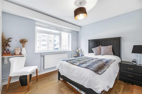 3 bedroom flat for sale, Courtlands, Richmond, TW10