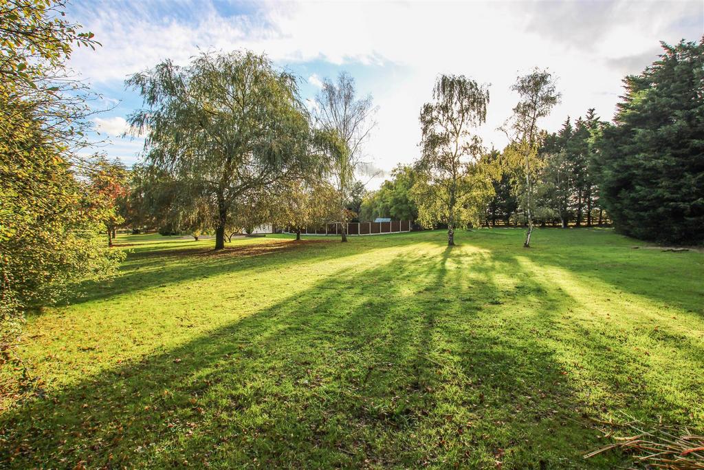 Little Warley Hall Lane, Little Warley, Brentwood 2 bed detached