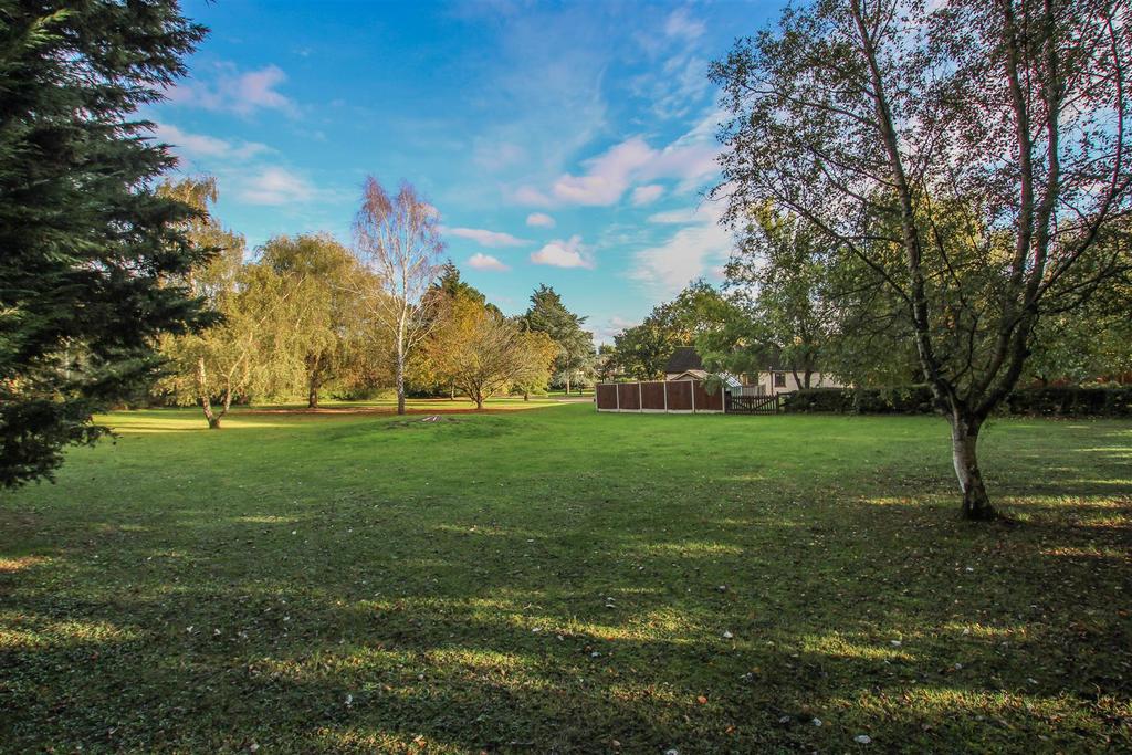 Little Warley Hall Lane, Little Warley, Brentwood 2 bed detached
