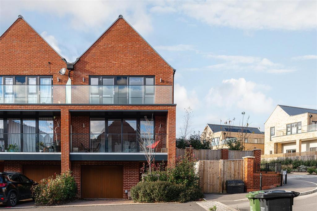 Harvey Road, Redhill 4 bed semidetached house for sale £700,000