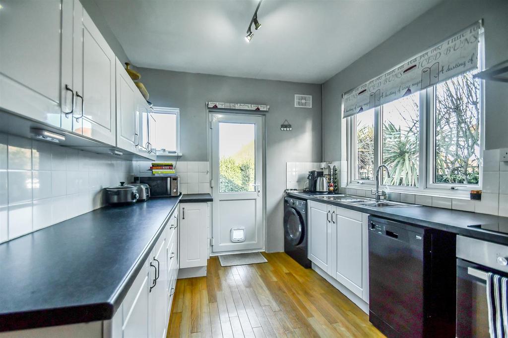 Highlands Boulevard, LeighonSea SS9 2 bed semidetached bungalow for