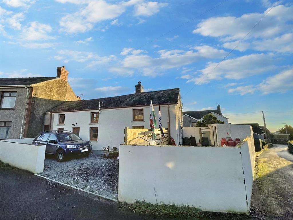 Maes Yr Eglwys, Llansaint, Kidwelly 3 bed link detached house for sale