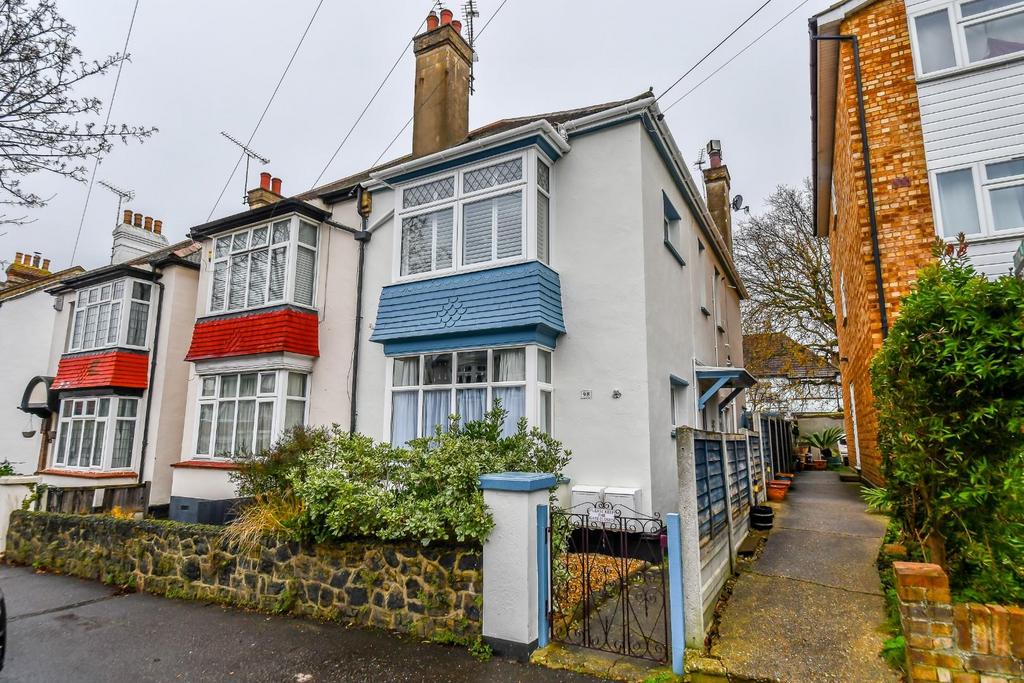 Leighton Avenue, LeighOnSea SS9 2 bed flat for sale £280,000