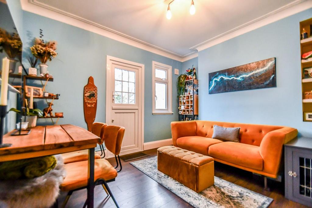 Leighton Avenue, LeighOnSea SS9 2 bed flat for sale £280,000