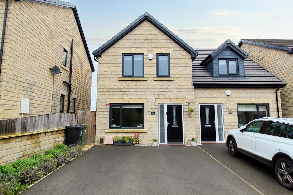 Rosemeade Court, Almondbury, Huddersfield, HD5 8FA 4 bed semidetached